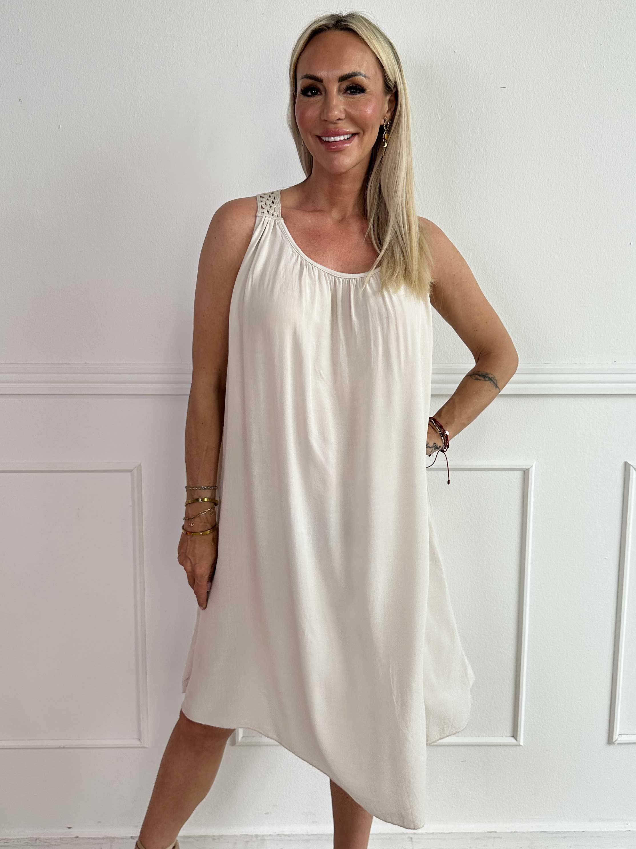 Medea - Simpel sommerkjole i viskose med broderet ryg